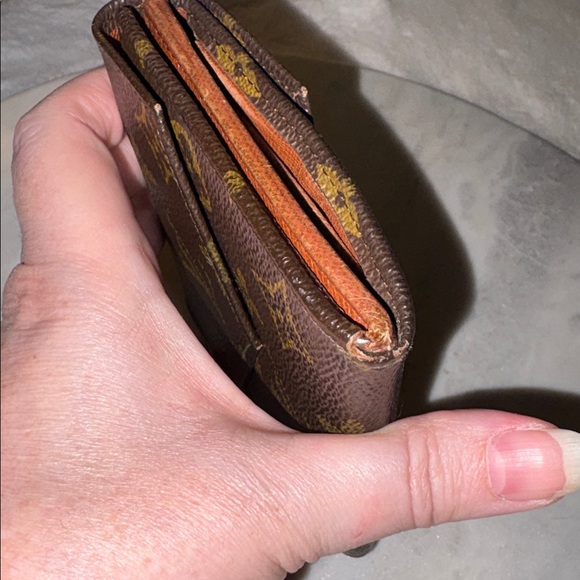 Excellent Condition-Authentic Louis Vuitton Elise Monogram Two Sided Snap Wallet - Picture 7 of 17